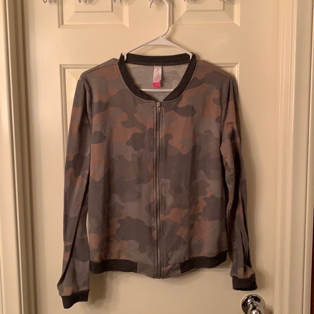 No Boundary Junior’s Camouflage Zipped in the front light jacket. Size Large